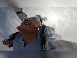 53 की उम्र में गजेंद्र सिंह शेखावत ने हजारों फीट ऊपर प्लेन से लगाई छंलाग, कहा- मजा आ गया 53 की उम्र में गजेंद्र सिंह शेखावत ने हजारों फीट ऊपर प्लेन से लगाई छंलाग, कहा- मजा आ गया