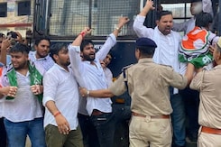 यूथ कांग्रेस के कार्यकर्ता गए रेल रोकने? पुलिस ने किया ये काम यूथ कांग्रेस के कार्यकर्ता गए रेल रोकने? पुलिस ने किया ये काम