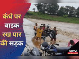 MP में बाढ़ से हाहाकार... जब पुल पर भी चढ़ गया पानी, तो जान जोखिम में डालकर कंधे पर बाइक ले जाते दिखे युवक MP में बाढ़ से हाहाकार... जब पुल पर भी चढ़ गया पानी, तो जान जोखिम में डालकर कंधे पर बाइक ले जाते दिखे युवक