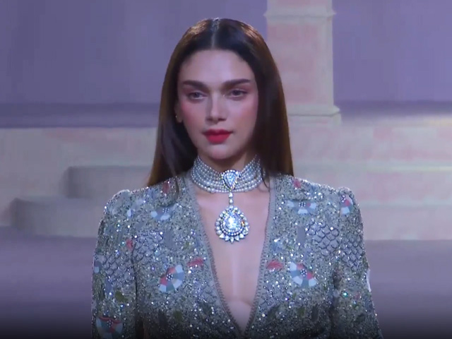 ICW: Aditi Rao Hydari Adds Her Charm To Runway At Jayanti Reddy's Show