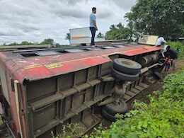 एसटी चालवताना चालकाला आली फिट, गाडीवरचा ताबा सुटला अन्...