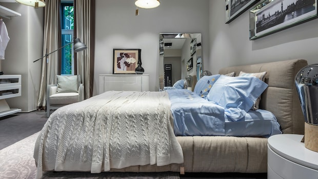 Silk Vs. Cotton: Which Bedsheet Is Better For You? Silk Vs. Cotton: Which Bedsheet Is Better For You?