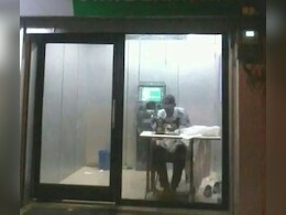 अरे दादा इसे कहते हैं एक पंथ दो काज, बैंक के ATM में ही खोल ली सिलाई की दुकान, लोग बोले- गजब जुगाड़ अरे दादा इसे कहते हैं एक पंथ दो काज, बैंक के ATM में ही खोल ली सिलाई की दुकान, लोग बोले- गजब जुगाड़