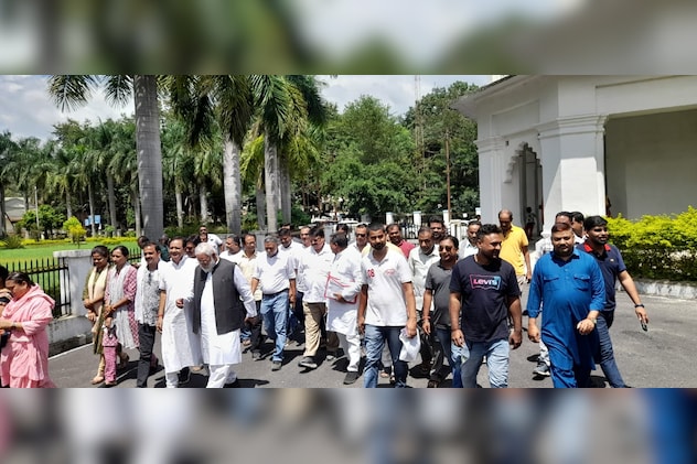 नए परिसीमन विवाद के मामले को लेकर सरगुजा कलेक्ट्रेट पहुंचे कांग्रेस कार्यकर्ता. नए परिसीमन विवाद के मामले को लेकर सरगुजा कलेक्ट्रेट पहुंचे कांग्रेस कार्यकर्ता.