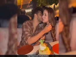 Munawar Faruqui And Wife Mehzabeen's First Pics After Wedding Are Sealed With Many Kisses Munawar Faruqui And Wife Mehzabeen's First Pics After Wedding Are Sealed With Many Kisses