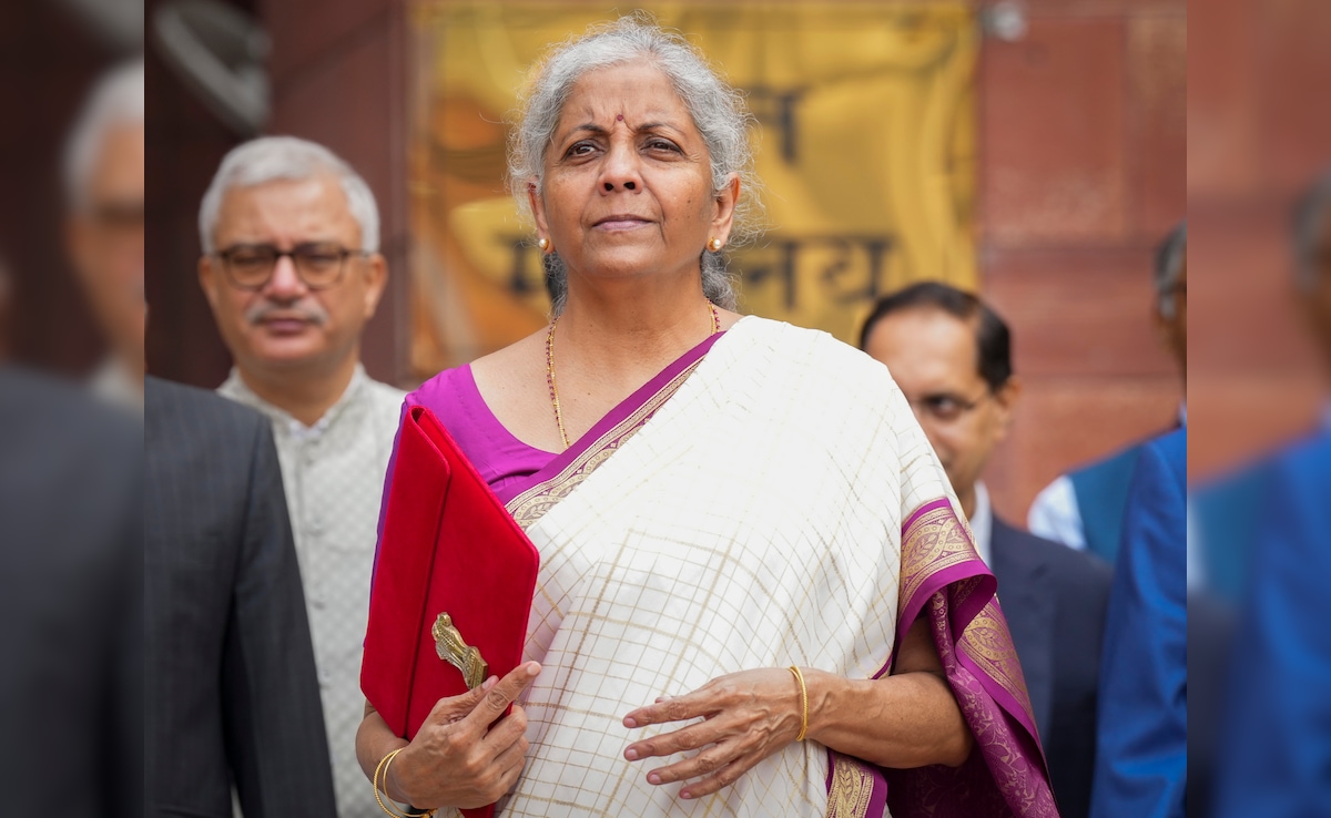 वित्त मंत्री ने हर बार की तरह इस बार भी बजट के खास दिन के लिए खास रंग की साड़ी को चुना है. उन्होंने सफेद और मैजेंटा रंग की साड़ी का चयन किया है. मैजेंटा रंग को भावात्मक संतुलन का रंग माना जाता है. यह जीवन के प्रति संतुलित नजरिए को भी दर्शाता है. वित्त मंत्री ने हर बार की तरह इस बार भी बजट के खास दिन के लिए खास रंग की साड़ी को चुना है. उन्होंने सफेद और मैजेंटा रंग की साड़ी का चयन किया है. मैजेंटा रंग को भावात्मक संतुलन का रंग माना जाता है. यह जीवन के प्रति संतुलित नजरिए को भी दर्शाता है.