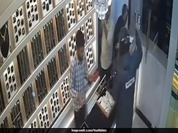 Video: 3 Armed Men Loot Jewellery Worth Rs 11 Lakh From Maharashtra Shop Video: 3 Armed Men Loot Jewellery Worth Rs 11 Lakh From Maharashtra Shop