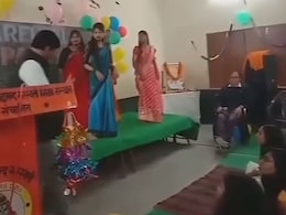 स्कूल के फेयरवेल में साड़ी के फॉल सा गाने पर डांस कर रही थीं लड़कियां, पहुंच गए प्रिंसिपल साहब, फिर जो हुआ उसे देख लोग बोले- मोय-मोय स्कूल के फेयरवेल में साड़ी के फॉल सा गाने पर डांस कर रही थीं लड़कियां, पहुंच गए प्रिंसिपल साहब, फिर जो हुआ उसे देख लोग बोले- मोय-मोय