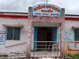 MP की इस जगह से विकास कोसों दूर, बीमार पड़ गए तो खटिया बनेगी सहारा