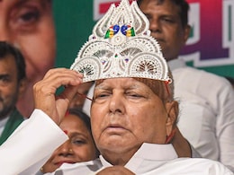 लालू यादव को बेटे ने पहनाया मुकुट, क्या फिर से सत्ता के सिंहासन की चाह? लालू यादव को बेटे ने पहनाया मुकुट, क्या फिर से सत्ता के सिंहासन की चाह?