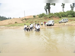 सराहनीय पहल: कलेक्टर नदी पारकर ऐसे पहुंचे गांव, फिर ली बच्चों की क्लास