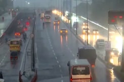 Heavy Rains Lash Mumbai, Flooding Western Express Highway and Vile Parle Heavy Rains Lash Mumbai, Flooding Western Express Highway and Vile Parle