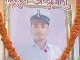 Jhunjhunu News: पैतृक गांव पहुंचा शहीद नेवी जवान सितेंद्र सांखला का पार्थिव शरीर Jhunjhunu News: पैतृक गांव पहुंचा शहीद नेवी जवान सितेंद्र सांखला का पार्थिव शरीर