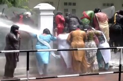 Angry Mahila Congress Workers Protest In Thiruvananthapuram, Lashed By Water Cannons Angry Mahila Congress Workers Protest In Thiruvananthapuram, Lashed By Water Cannons