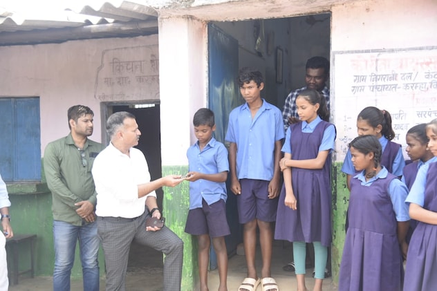 बच्चों के बीच पहुंचे डीएम. बच्चों के बीच पहुंचे डीएम.