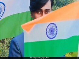 अजय देवगन के हमशक्ल को देख घूमा फैंस का दिमाग, तिरंगा उठाए डुप्लिकेट को देख कहा- ये गरीबों का सिंघम अजय देवगन के हमशक्ल को देख घूमा फैंस का दिमाग, तिरंगा उठाए डुप्लिकेट को देख कहा- ये गरीबों का सिंघम