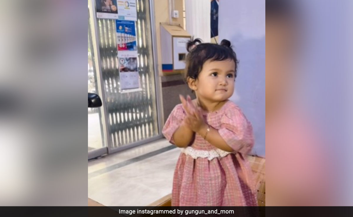 Video Of Little Girl Posing For Aadhar Card Pic Is Viral. Internet Call Her "Parle G Girl"