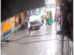 दिल्ली : ट्रक के शीशे पर युवक मार रहा था पत्थर, ड्राइवर ने रौंद डाला; सामने आया CCTV फुटेज दिल्ली : ट्रक के शीशे पर युवक मार रहा था पत्थर, ड्राइवर ने रौंद डाला; सामने आया CCTV फुटेज