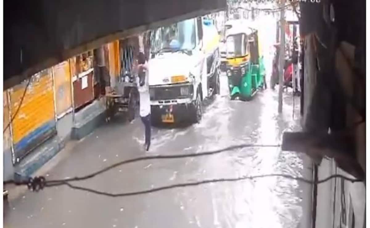 Man Smashes Truck's Windscreen, Gets Run Over Moments Later In Delhi