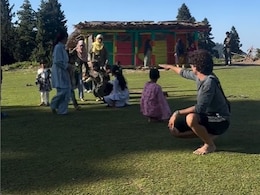 मस्त संडे बिता रहे हैं सुनील ग्रोवर, पहाड़ी पर बच्चों के साथ खेला जा रहा है खो खो मस्त संडे बिता रहे हैं सुनील ग्रोवर, पहाड़ी पर बच्चों के साथ खेला जा रहा है खो खो