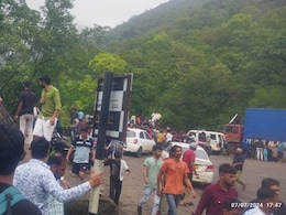 गुजरात के सूरत में पर्यटकों से भरी बस खाई में गिरी, 2 बच्चों की मौत, 25 लोग घायल गुजरात के सूरत में पर्यटकों से भरी बस खाई में गिरी, 2 बच्चों की मौत, 25 लोग घायल