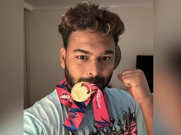 ''भाई सेम मेरे पास भी है'', ऋषभ पंत के मेडल वाले पोज पर अक्षर पटेल और मोहम्मद सिराज ने ली मौज, क्या आपने देखा? ''भाई सेम मेरे पास भी है'', ऋषभ पंत के मेडल वाले पोज पर अक्षर पटेल और मोहम्मद सिराज ने ली मौज, क्या आपने देखा?