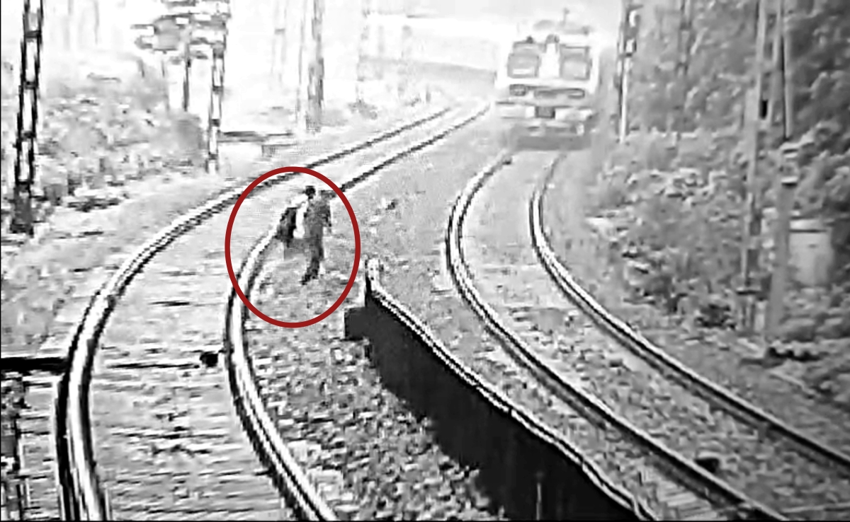 मुंबई : लोकल ट्रेन के सामने लेट गए बाप-बेटा, एक साथ दी जान