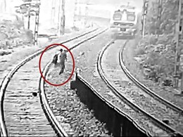 क्या था ऐसा गम? बेचैन कर रहे रेलवे प्लेटफॉर्म पर धीमे-धीमे बढ़ते पिता-पुत्र के वे आखिरी पल क्या था ऐसा गम? बेचैन कर रहे रेलवे प्लेटफॉर्म पर धीमे-धीमे बढ़ते पिता-पुत्र के वे आखिरी पल