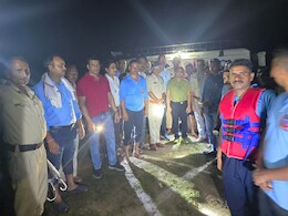 Chhatarpur: धसान नदी के टापू पर फंसे 59 लोगों का NDRF ने किया रेस्क्यू, जलस्तर बढ़ने से फंसे थे ग्रामीण Chhatarpur: धसान नदी के टापू पर फंसे 59 लोगों का NDRF ने किया रेस्क्यू, जलस्तर बढ़ने से फंसे थे ग्रामीण