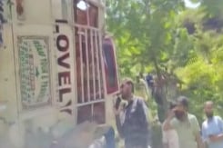 Jammu Kashmir : डोडा में 200 फुट गहरी खाई में गिरी बस, 2 लोगों की मौत, कई लोग घायल