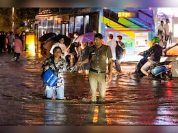 PHOTOS : कैसे दरिया बन गई दिल्ली, सड़कों पर लंबा जाम; लोगों के घर-दुकानों में घुसा पानी