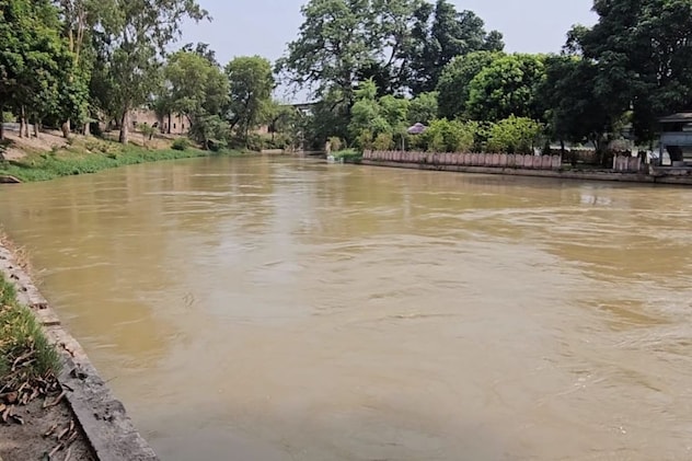 नहर में पानी का प्रवाह नहर में पानी का प्रवाह