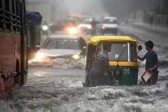 उमस भरी गर्मी से परेशान दिल्लीवासी, क्या नहीं होगी इस बार ज्यादा बारिश? उमस भरी गर्मी से परेशान दिल्लीवासी, क्या नहीं होगी इस बार ज्यादा बारिश?