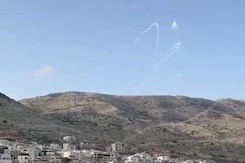 Hezbollah Attacks Isreal: Football मैदान में खेल कर बच्चों पर गिरा Rocket, 12 की मौत | NDTV India Hezbollah Attacks Isreal: Football मैदान में खेल कर बच्चों पर गिरा Rocket, 12 की मौत | NDTV India