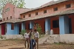राम भरोसे उमरिया के इस जर्जर स्कूल में पढ़ने को मजबूर छात्र