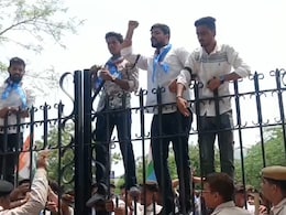 छात्र संघ चुनाव पर लगी रोक हटाने के लिए अजमेर में प्रदर्शन, पुलिस से भिड़ गए NSUI कार्यकर्ता छात्र संघ चुनाव पर लगी रोक हटाने के लिए अजमेर में प्रदर्शन, पुलिस से भिड़ गए NSUI कार्यकर्ता