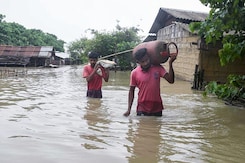 Assam में बारिश और बाढ़ की मार, प्रशासन का राहत अभियान जारी Assam में बारिश और बाढ़ की मार, प्रशासन का राहत अभियान जारी