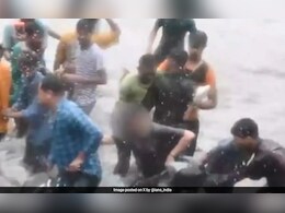 लखनऊ में इंसानियत शर्मसार! बाइक पर बैठी महिला पर मनचलों ने की पानी की बौछार, देखें VIDEO लखनऊ में इंसानियत शर्मसार! बाइक पर बैठी महिला पर मनचलों ने की पानी की बौछार, देखें VIDEO