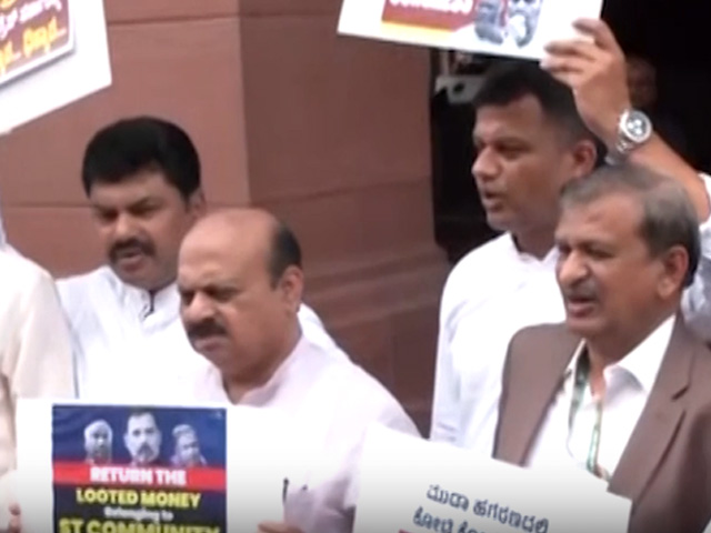 MUDA Scam: Karnataka BJP MPs Stage Protest Outside Parliament in Delhi