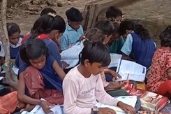 खुले आसमान के नीचे पढ़ते हैं बच्चे, क्या कर रही है सरकार?