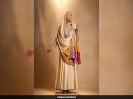 Sonakshi Sinha's <i>Desi</i> Bachelorette Look Featured An Ivory <i>Anarkali</i> And <i>Bandhani Dupatta</i> Sonakshi Sinha's <i>Desi</i> Bachelorette Look Featured An Ivory <i>Anarkali</i> And <i>Bandhani Dupatta</i>