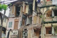 Mumbai: Grant Road इलाके में बड़ा हादसा, इमारत की 3 मंजिलों की बालकनी गिरी, 1 महिला की मौत Mumbai: Grant Road इलाके में बड़ा हादसा, इमारत की 3 मंजिलों की बालकनी गिरी, 1 महिला की मौत