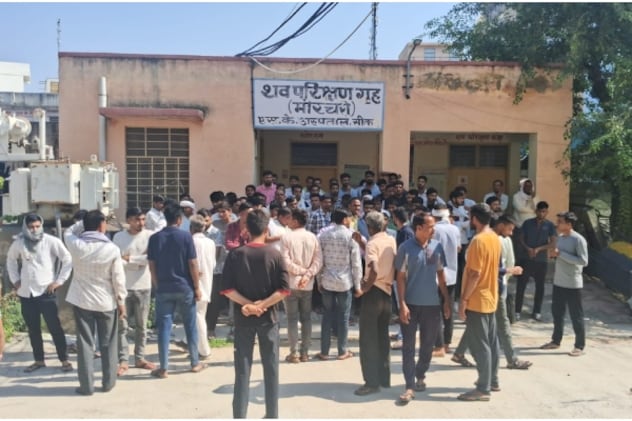 मोर्चरी के बाहर जमा मृतक छात्र के परिजन व रिश्तेदा. मोर्चरी के बाहर जमा मृतक छात्र के परिजन व रिश्तेदा.
