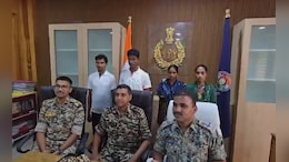Naxal Surrender: सुकमा में दो महिला समेत चार हार्डकोर नक्सलियों ने किया सरेंडर, चारों के सिर पर कुल 20 लाख रुपये का था इनाम