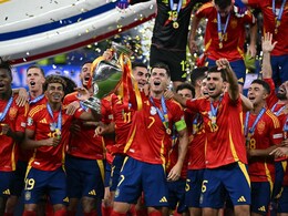 Spain win Euro 2024: इंग्लैंड को 2-1 से हराकर स्पेन ने जीता खिताब, चौथी बार यूरो कप जीतकर रचा इतिहास Spain win Euro 2024: इंग्लैंड को 2-1 से हराकर स्पेन ने जीता खिताब, चौथी बार यूरो कप जीतकर रचा इतिहास