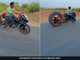 शख्स ने किया धांसू जुगाड़, पल्सर बाइक में लगा दिया ट्रैक्टर का टायर, सड़क पर दौड़ाई तो देखकर दंग रह गए लोग शख्स ने किया धांसू जुगाड़, पल्सर बाइक में लगा दिया ट्रैक्टर का टायर, सड़क पर दौड़ाई तो देखकर दंग रह गए लोग