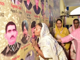 पोस्टर पर शहीद बेटे का फोटो चूमने लगी मां... करगिल की बरसी पर इस तस्वीर ने कलेजा चीर दिया पोस्टर पर शहीद बेटे का फोटो चूमने लगी मां... करगिल की बरसी पर इस तस्वीर ने कलेजा चीर दिया