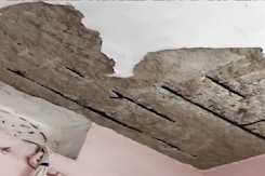 कोरबा में अचानक गिरा स्कूल की छत का प्लास्टर, प्रिंसिपल घायल