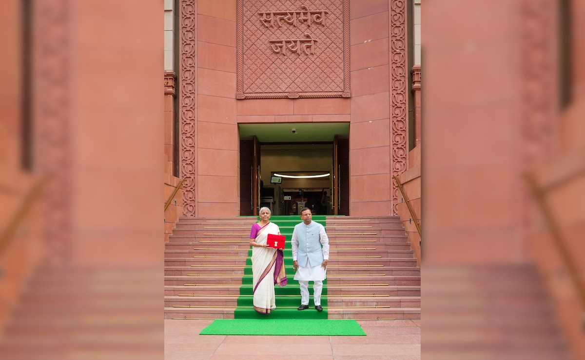 हाथ में बही खाता लिए वित्त मंत्री निर्मला सीतारमण वित्त राज्य मंत्री पंकज चौधरी के साथ संसद भवन पहुंचीं, थोड़ी देर में वह आम बजट पेश करेंगी. हाथ में बही खाता लिए वित्त मंत्री निर्मला सीतारमण वित्त राज्य मंत्री पंकज चौधरी के साथ संसद भवन पहुंचीं, थोड़ी देर में वह आम बजट पेश करेंगी.