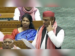 ये तो योगी जी के लिए है... अखिलेश के 'हुजूरे आला शेर' पर पास बैठे फैजाबाद के सांसद का क्या इशारा